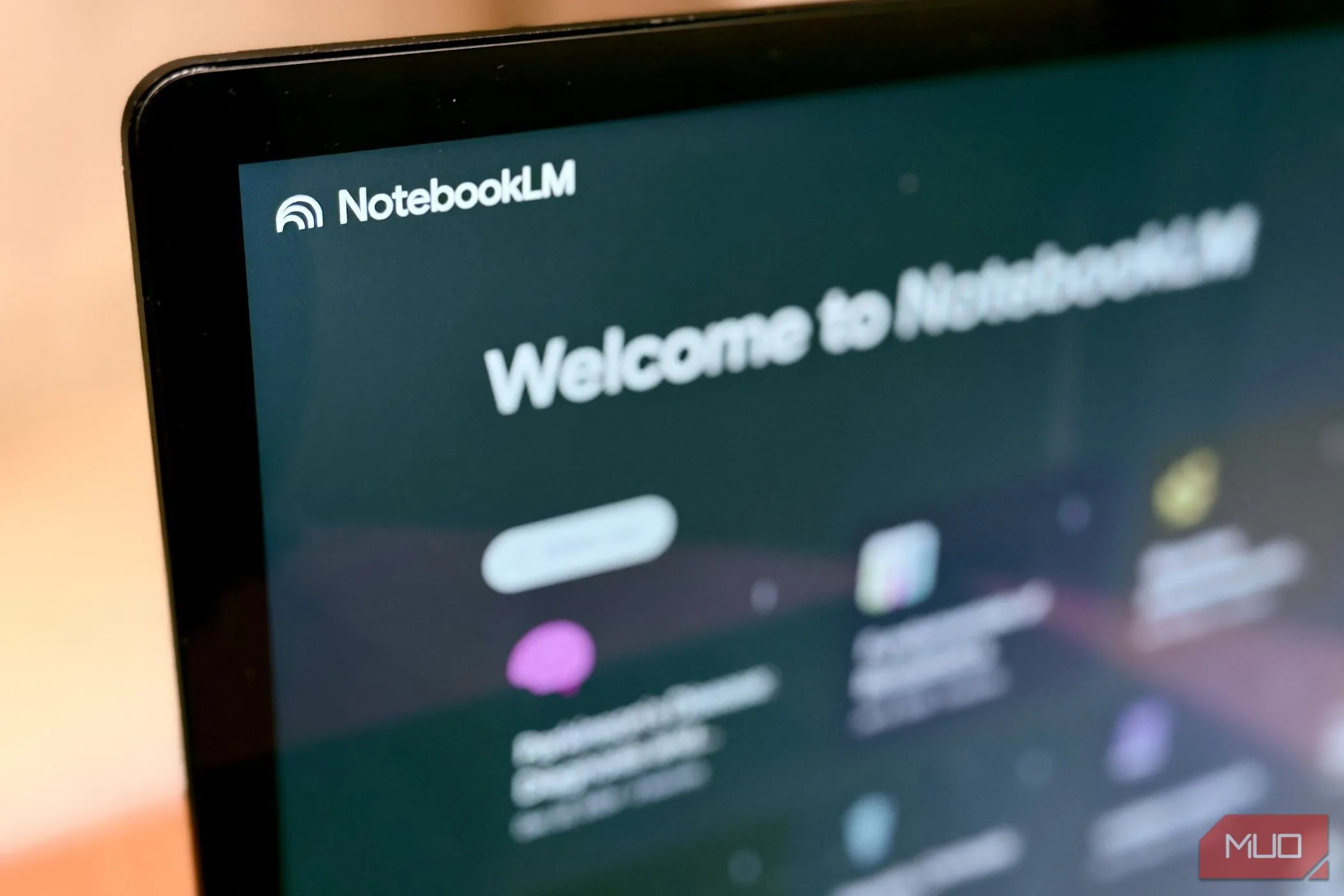 Giao diện công cụ NotebookLM của Google đang mở trên màn hình máy tính xách tay, hiển thị các tính năng hỗ trợ nghiên cứu và học tập cho sinh viên.