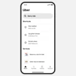 Giao diện đơn giản hóa của ứng dụng Uber với chữ lớn và các nút tối giản
