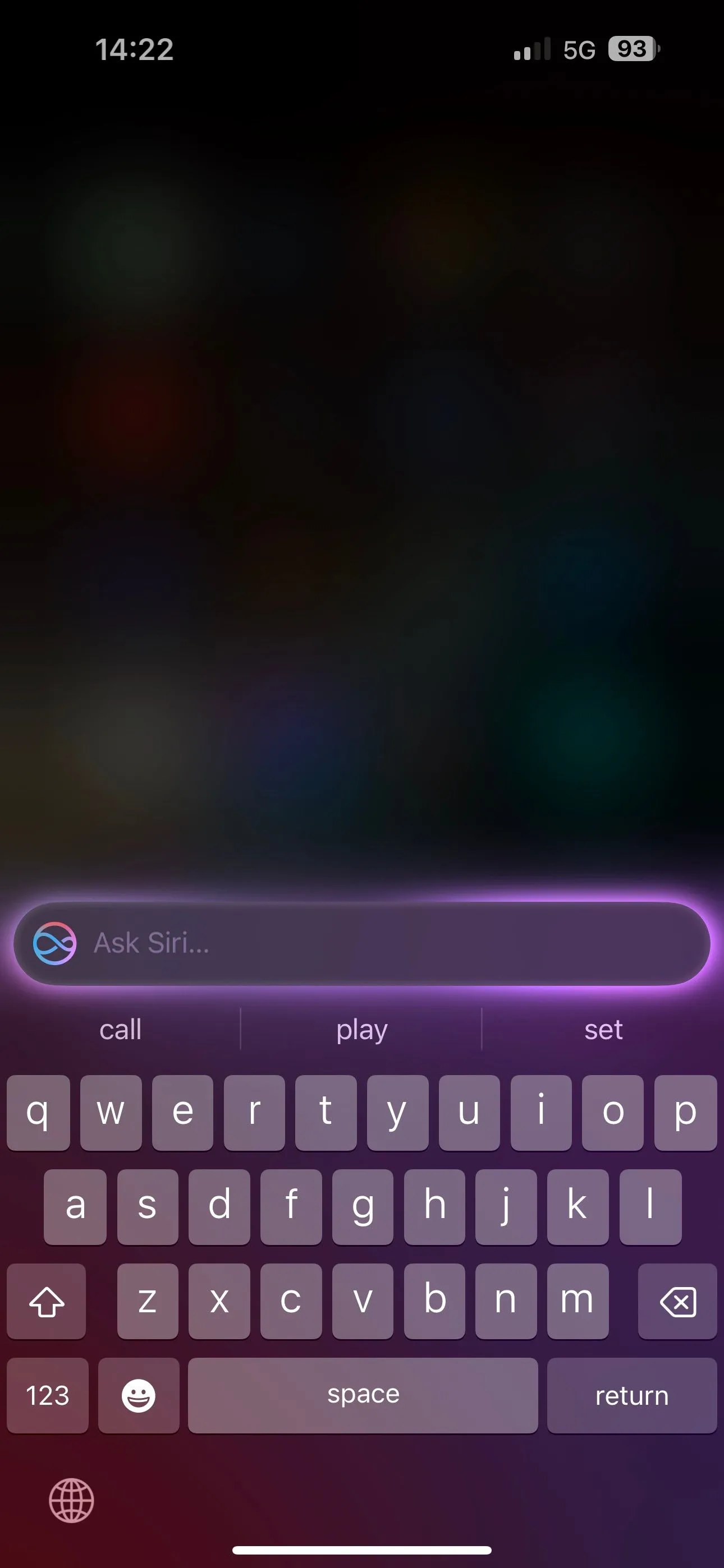 Giao diện Gõ Để Ra Lệnh Siri (Type to Siri) trên iPhone, hiển thị bàn phím ảo và khu vực nhập liệu lệnh.