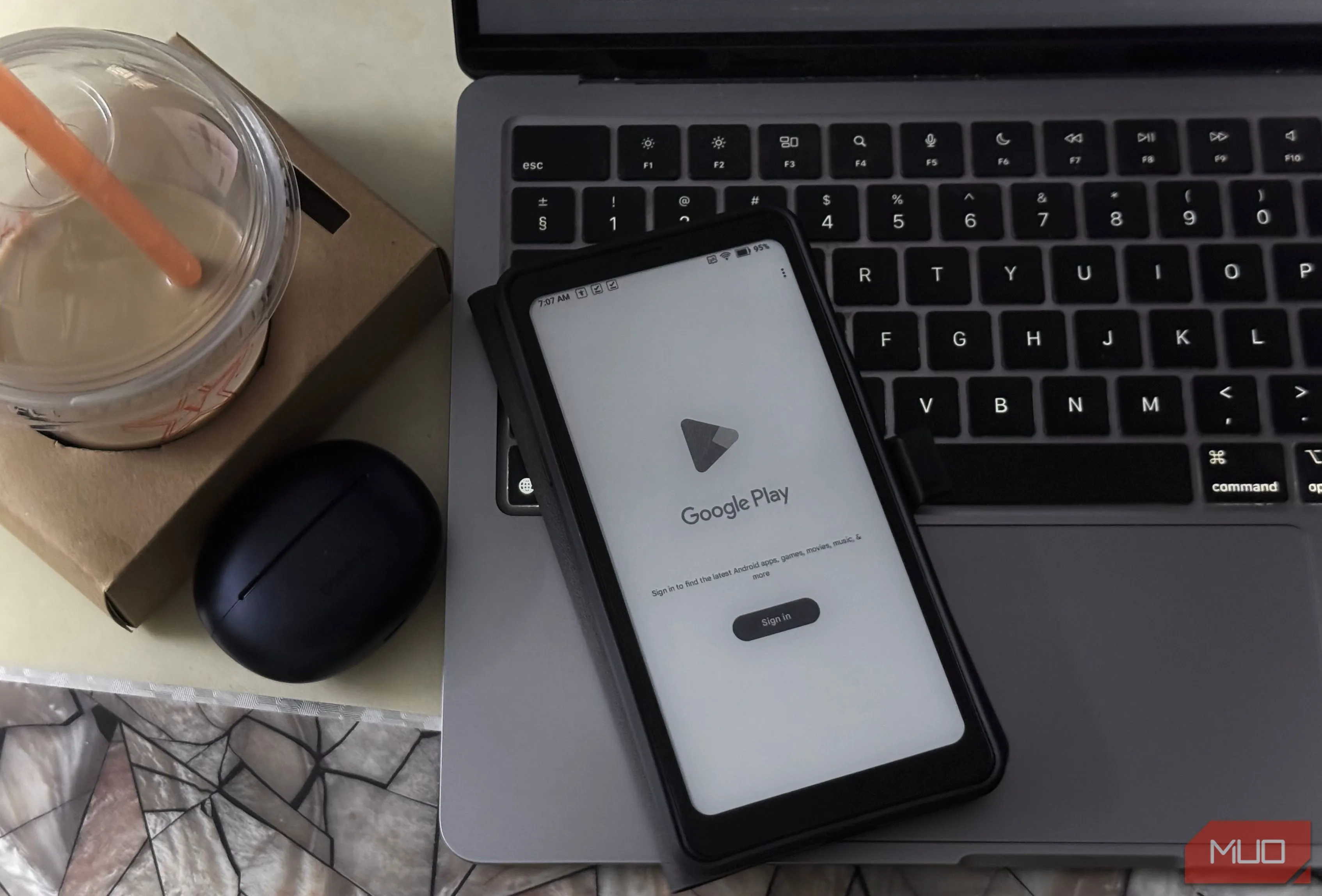 Giao diện Google Play Store trên máy đọc sách Boox Palma 2, cho thấy khả năng cài đặt ứng dụng linh hoạt của thiết bị chạy Android