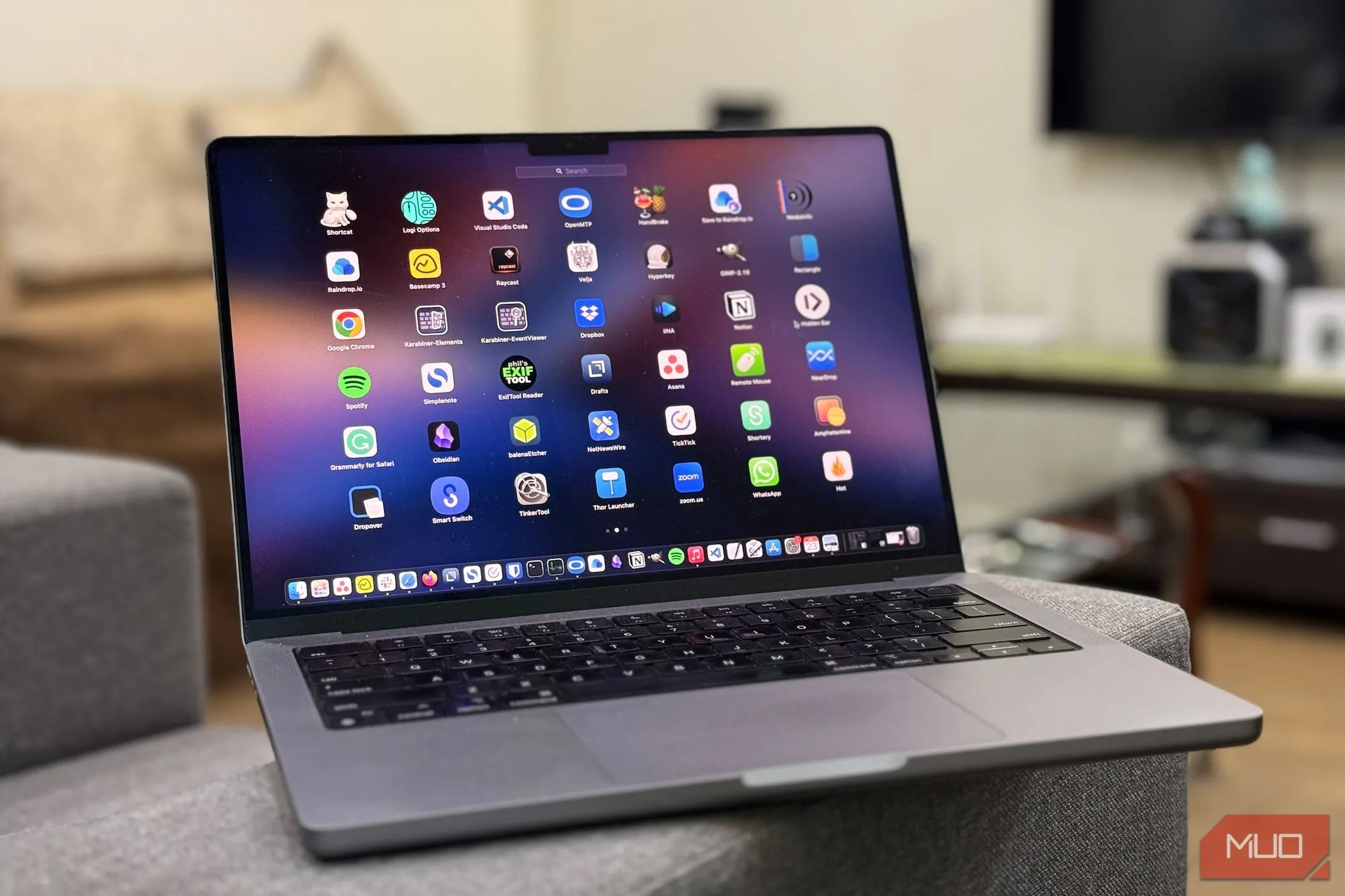Giao diện Launchpad trên MacBook, hiển thị các ứng dụng được cài đặt sẵn gọn gàng, không bloatware trên macOS.