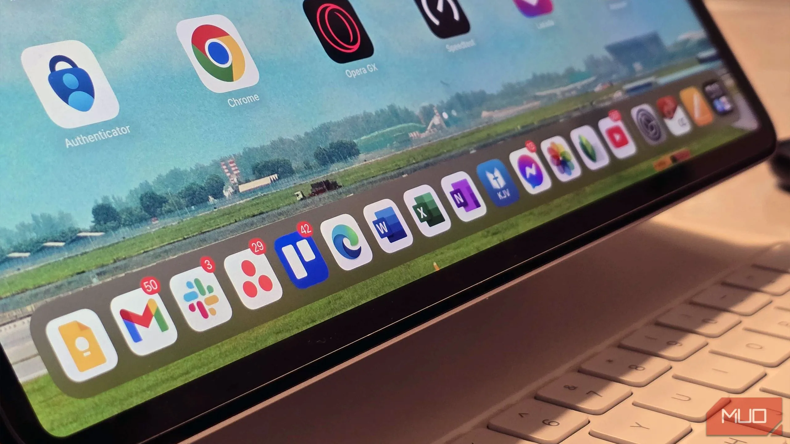 Giao diện màn hình chính iPad Air hiển thị các ứng dụng phổ biến được sử dụng cho công việc như Microsoft 365, Asana và Slack, chứng minh khả năng đa nhiệm