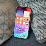 Giao diện màn hình chính trên iPhone 15 đang mở