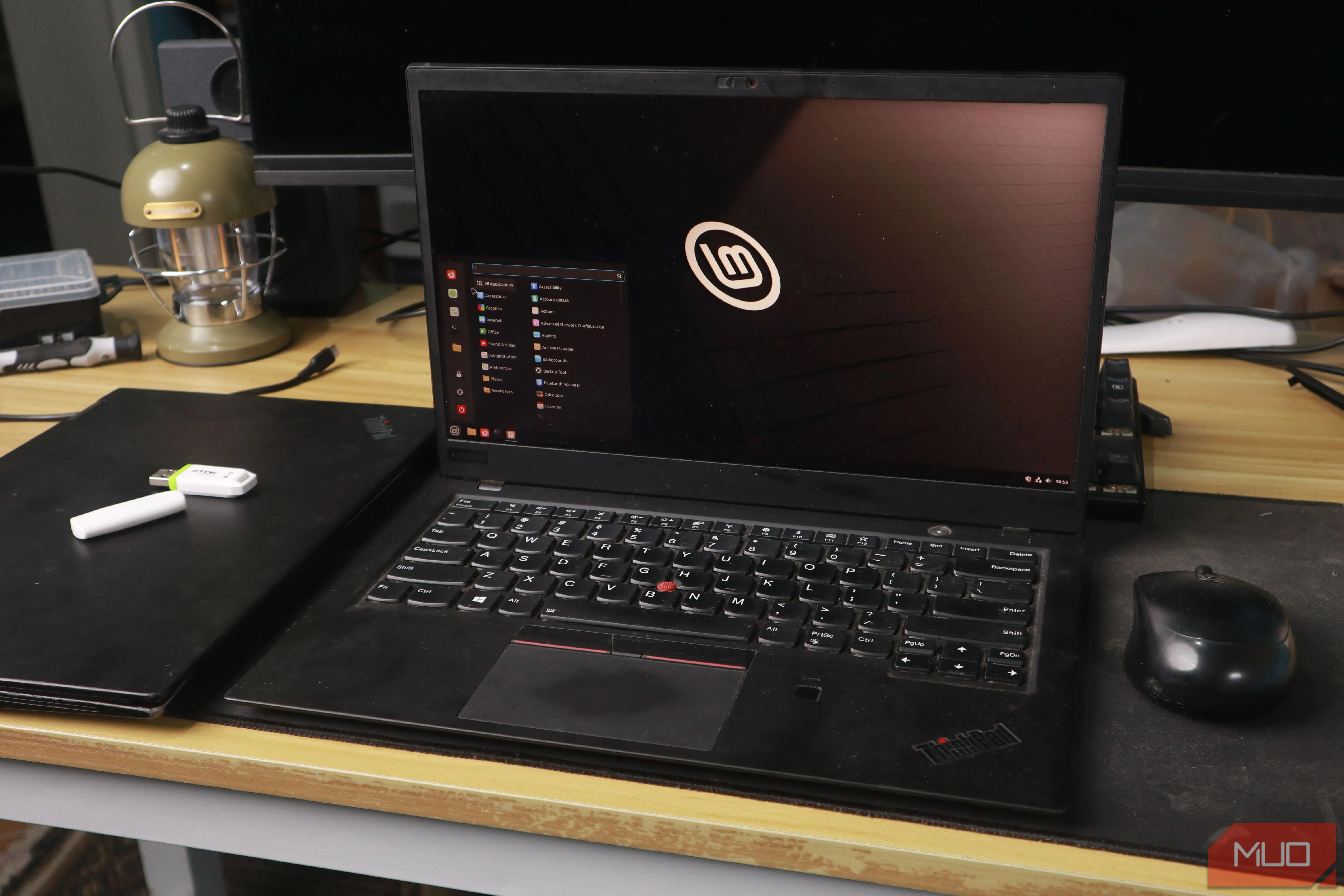 Giao diện máy tính Linux Mint trên laptop ThinkPad cũ cùng chuột và USB