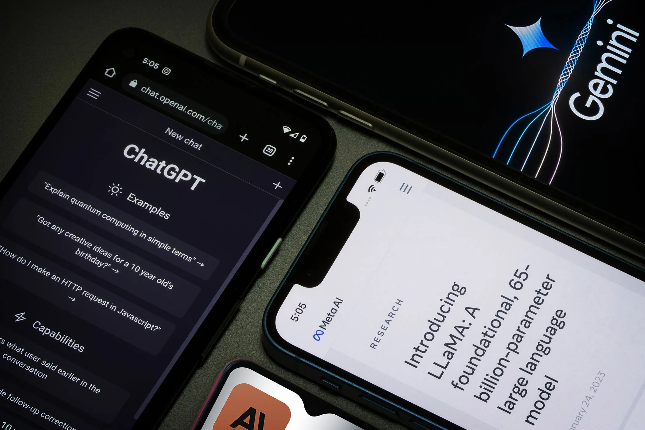 Giao diện Meta AI, ChatGPT và Gemini hiển thị trên màn hình điện thoại thông minh