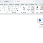 Giao diện Microsoft Word với công cụ đọc chính tả (Dictate) đang hoạt động, hiển thị biểu tượng micro và văn bản được chuyển đổi từ giọng nói.