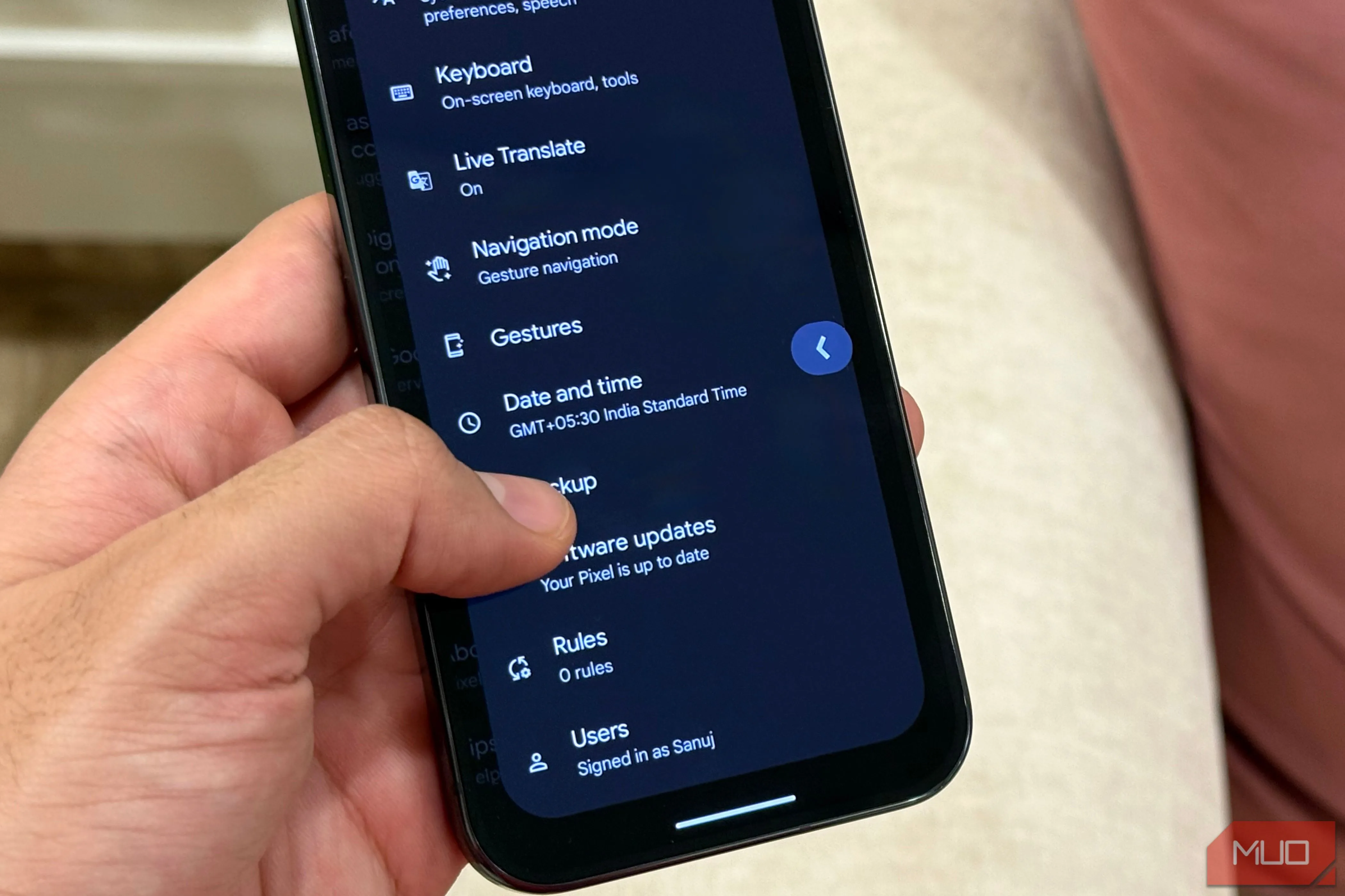 Giao diện minh họa cử chỉ vuốt từ cạnh màn hình để quay lại trên hệ điều hành Android, một tính năng tiện lợi