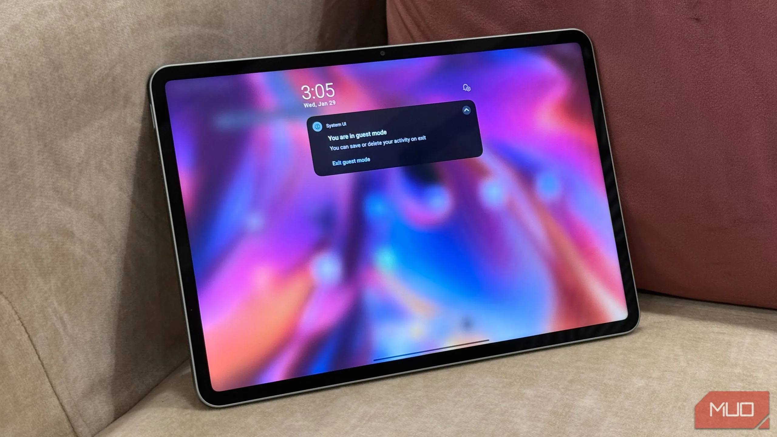 Giao diện người dùng hồ sơ khách trên máy tính bảng Android, minh họa tính năng đa người dùng