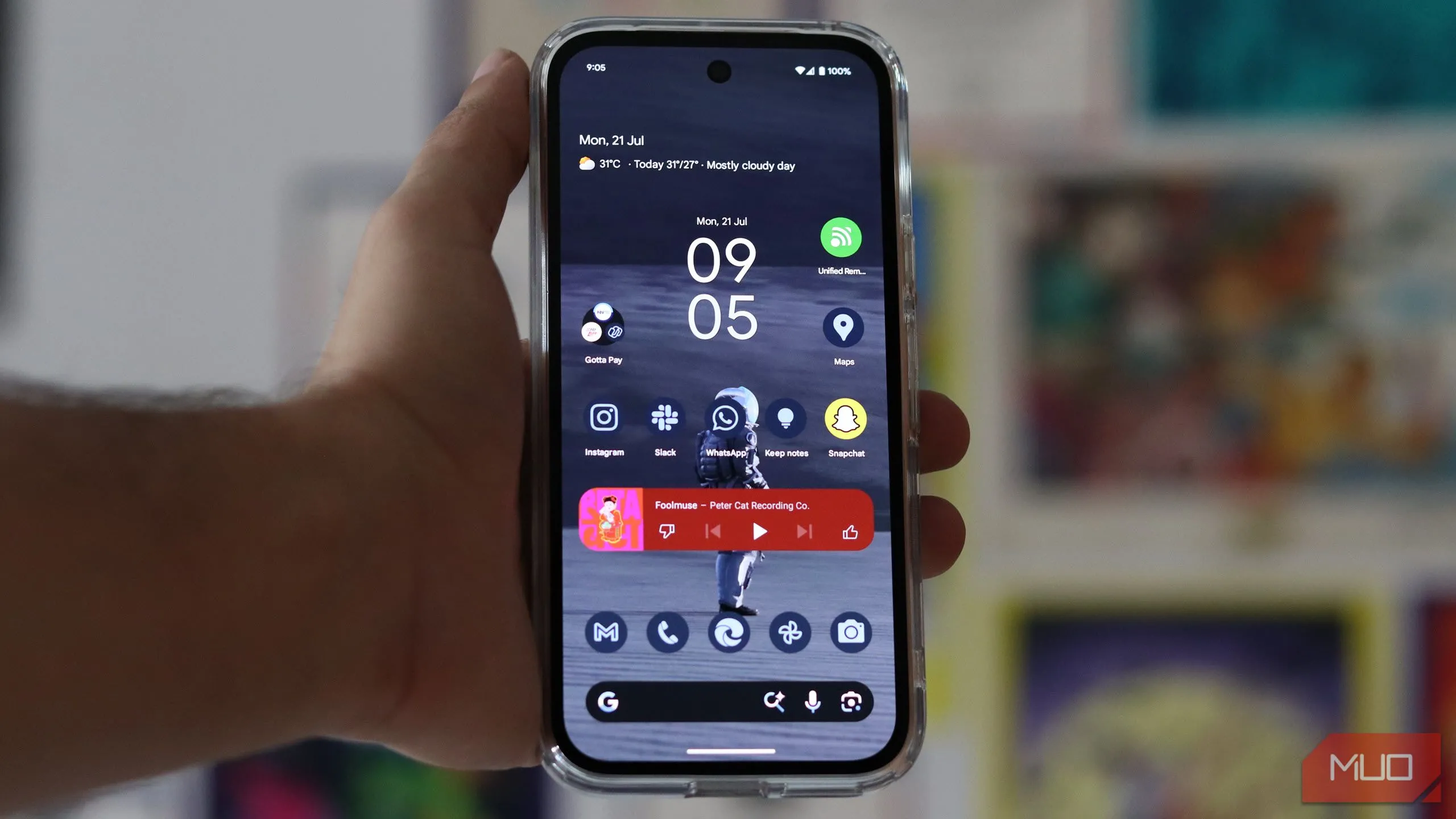 Giao diện Pixel Launcher tối giản trên điện thoại Pixel 9a