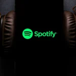 Giao diện Spotify trên điện thoại kết nối tai nghe, hiển thị bài hát đang phát