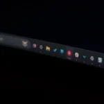 Giao diện thanh tác vụ Windows 11 với biểu tượng được thu nhỏ khi quá đầy