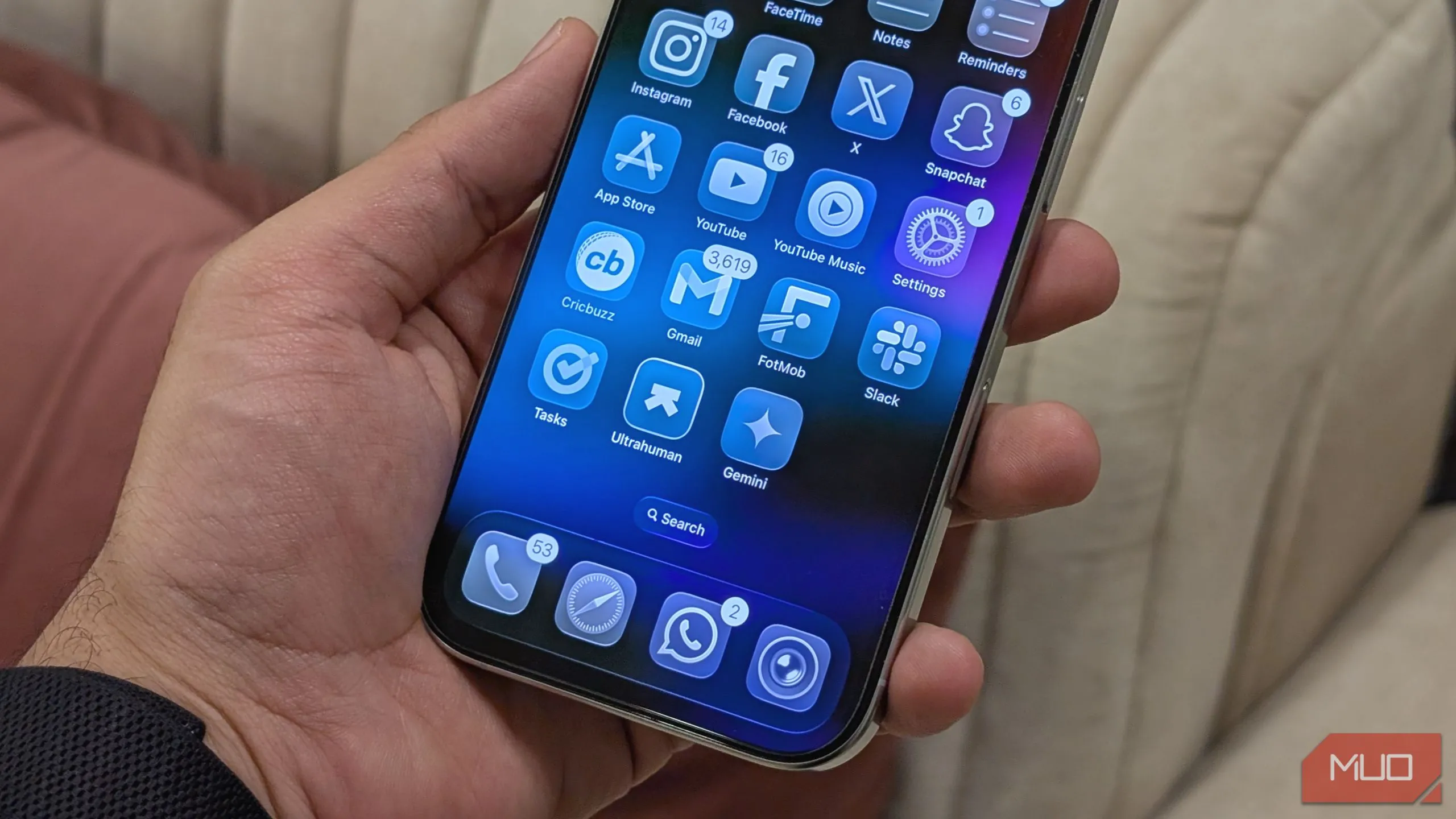 Giao diện thiết kế Liquid Glass mới của iOS 26 hiển thị trên màn hình chính của iPhone