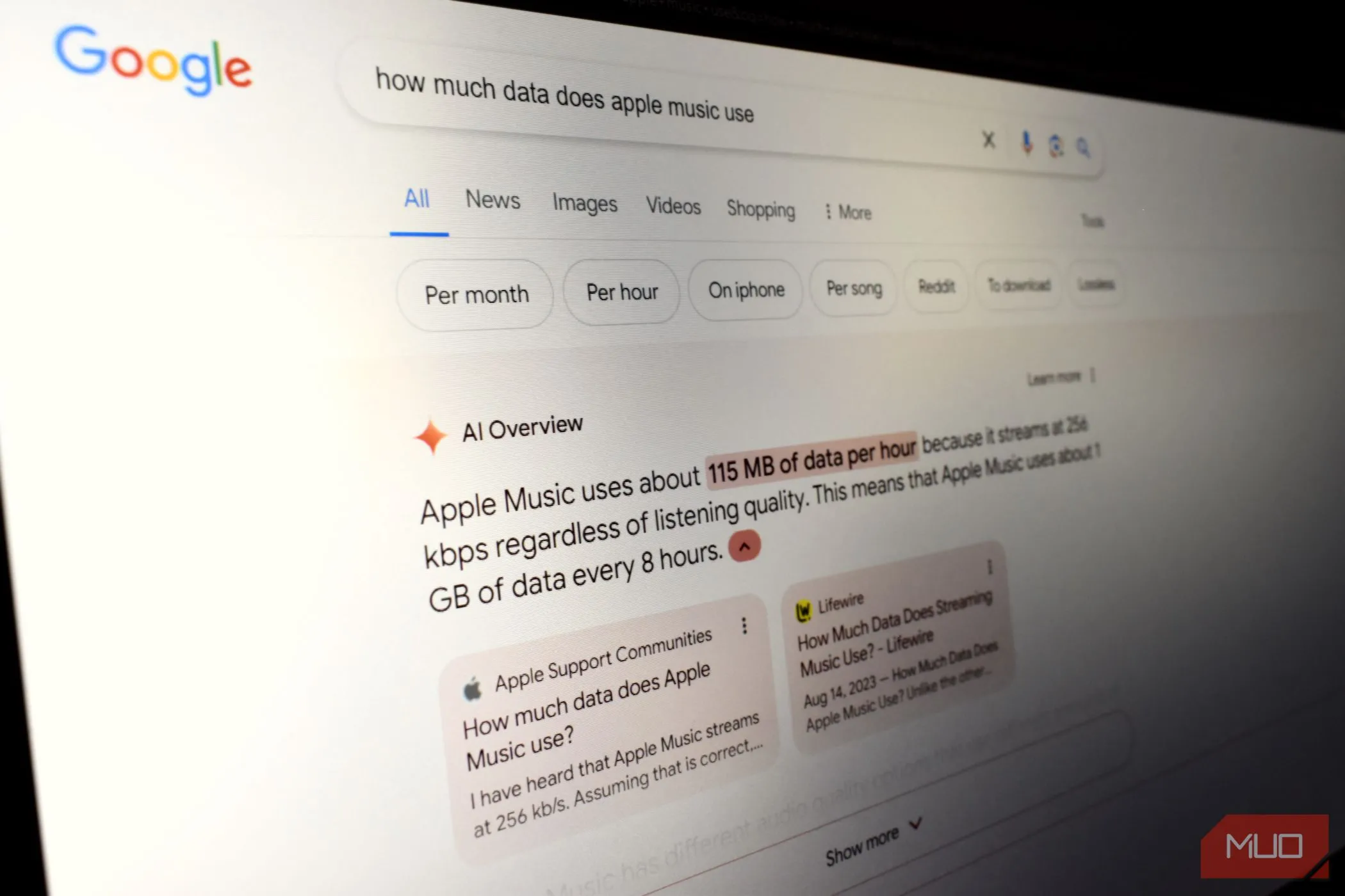 Giao diện tìm kiếm Google với khung tổng quan AI trên máy tính xách tay