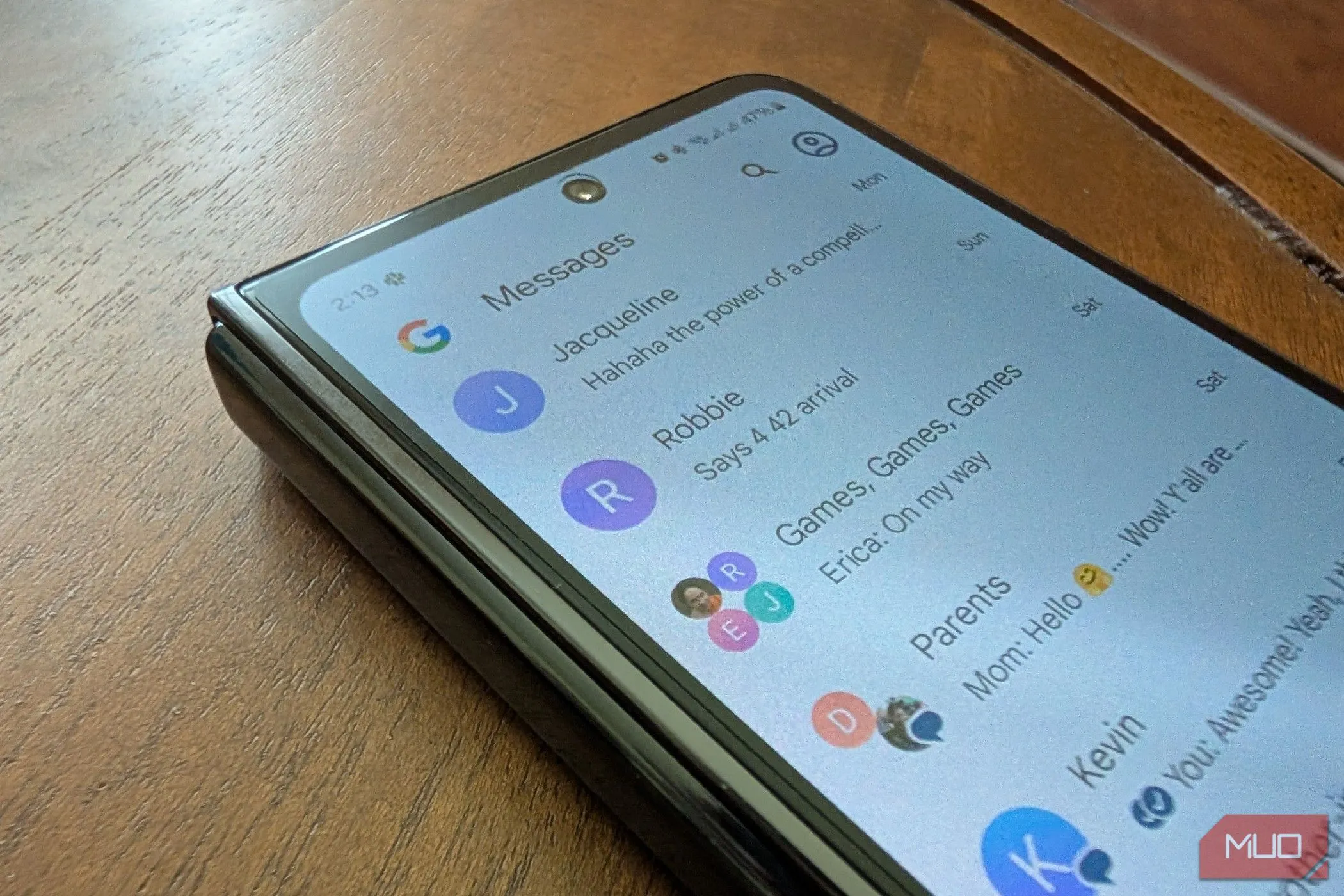 Giao diện tin nhắn trong Google Messages trên Samsung Galaxy Z Fold 5, minh họa ứng dụng nhắn tin bảo mật.