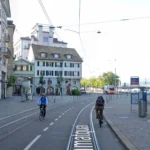 Giao diện tính năng Street View của Google Maps hiển thị khung cảnh đường phố tại Zürich, Thụy Sĩ.