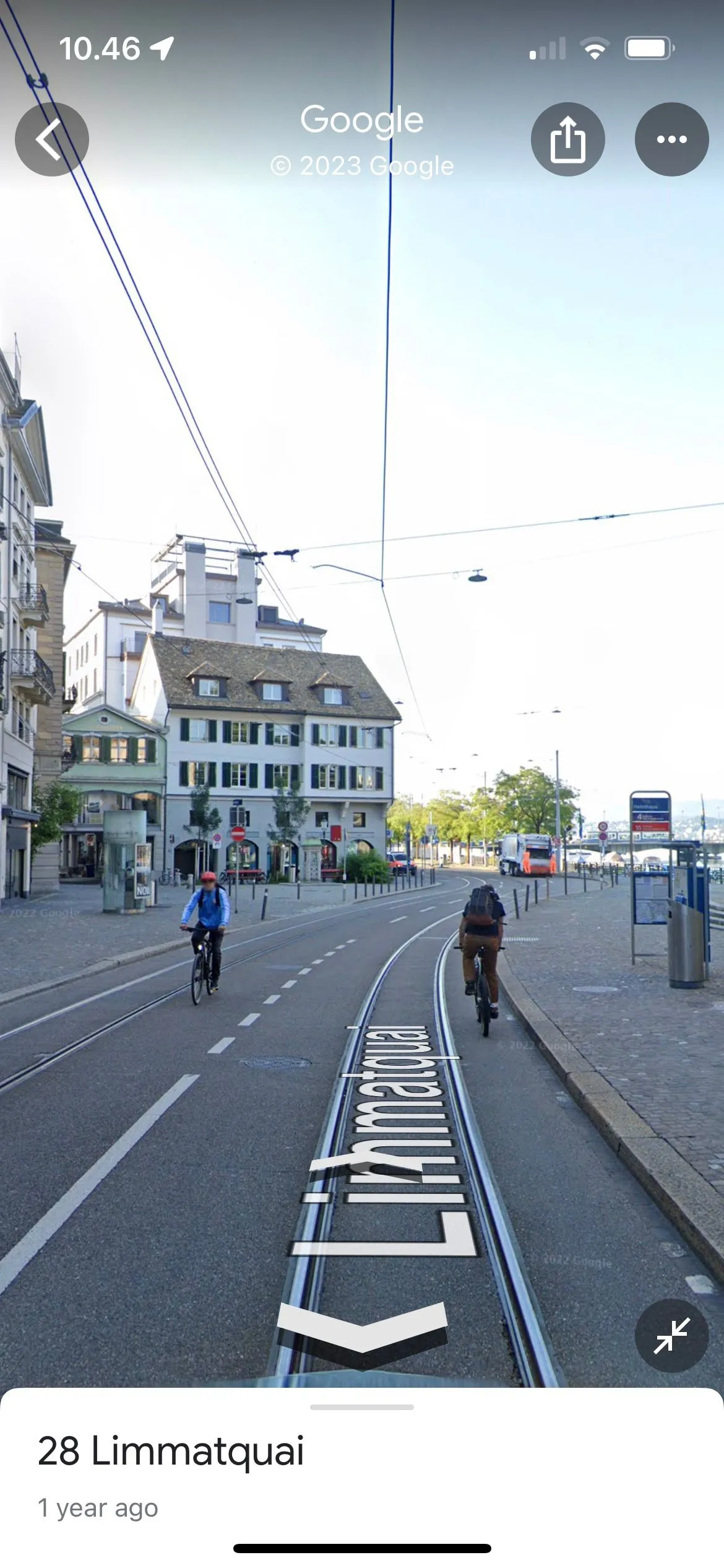 Giao diện tính năng Street View của Google Maps hiển thị khung cảnh đường phố tại Zürich, Thụy Sĩ.