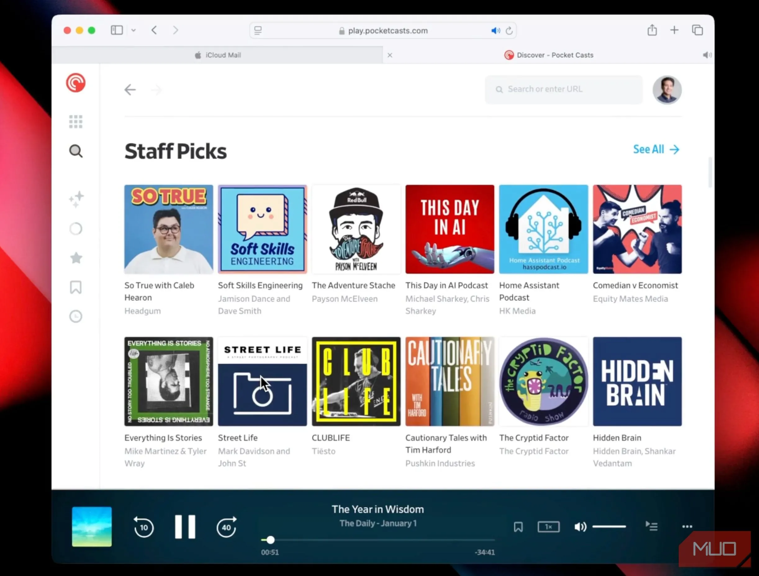 Giao diện trình phát web của Pocket Casts hiển thị danh sách podcast và tùy chọn phát nhạc.