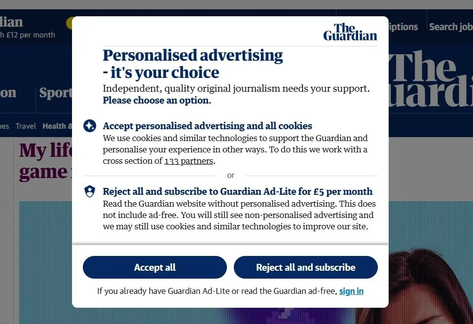 Giao diện tùy chọn nâng cấp gói "Ad-lite" của The Guardian với các lợi ích đi kèm.