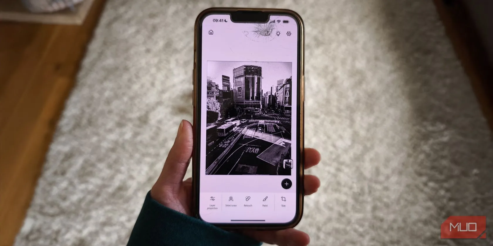 Giao diện ứng dụng Adobe Photoshop Mobile trên iPhone đang hiển thị các công cụ chỉnh sửa ảnh chuyên nghiệp.