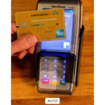 Giao diện ứng dụng Ảnh trên iPhone hiển thị hình thẻ tín dụng cần che thông tin
