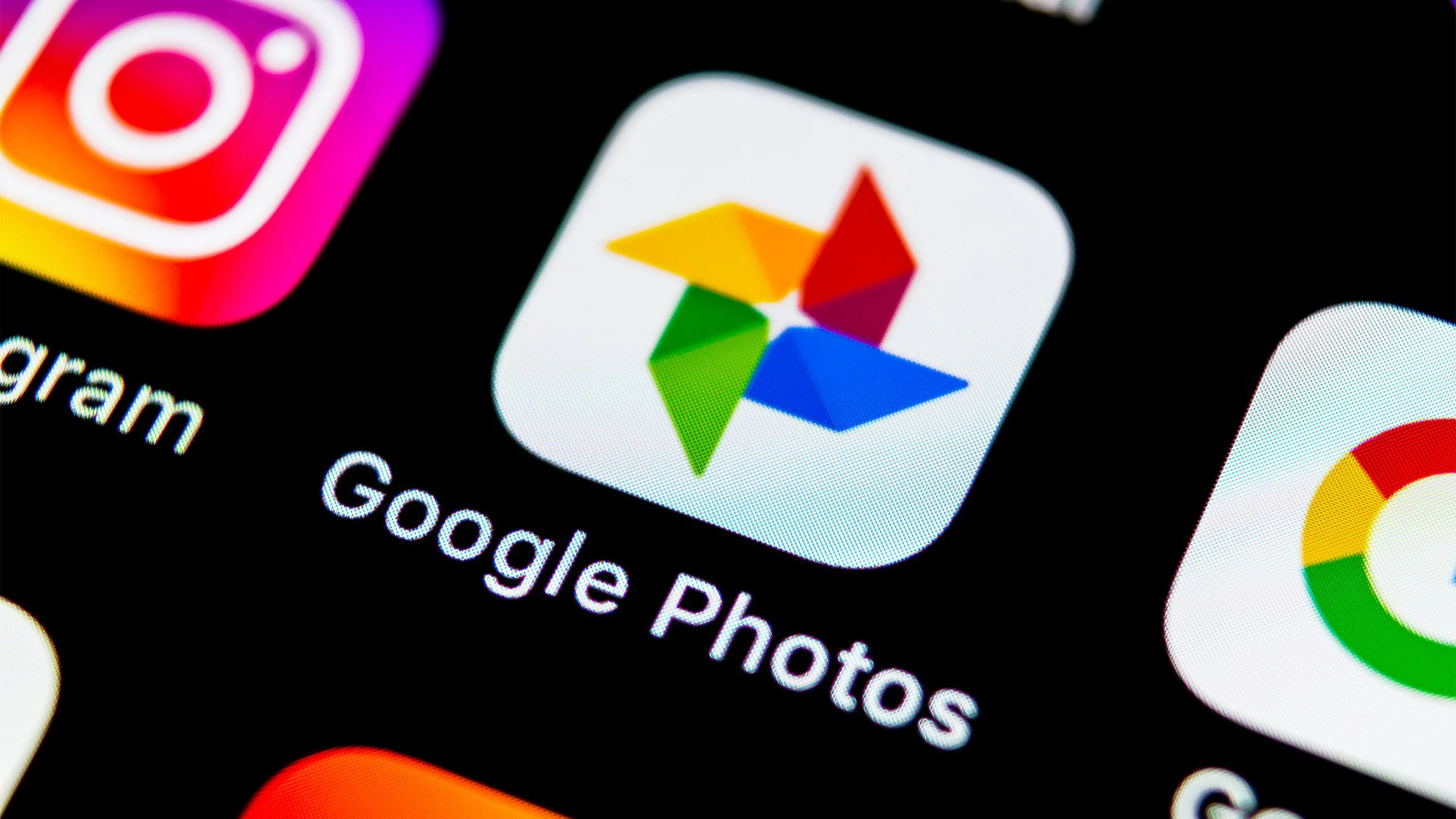 Giao diện ứng dụng Google Photos trên điện thoại thông minh hiển thị các bức ảnh đã sao lưu