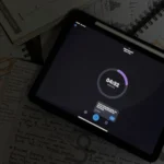 Giao diện ứng dụng hẹn giờ học tập trên iPad đặt cạnh các ghi chú, minh họa nỗ lực quản lý thời gian sử dụng thiết bị.