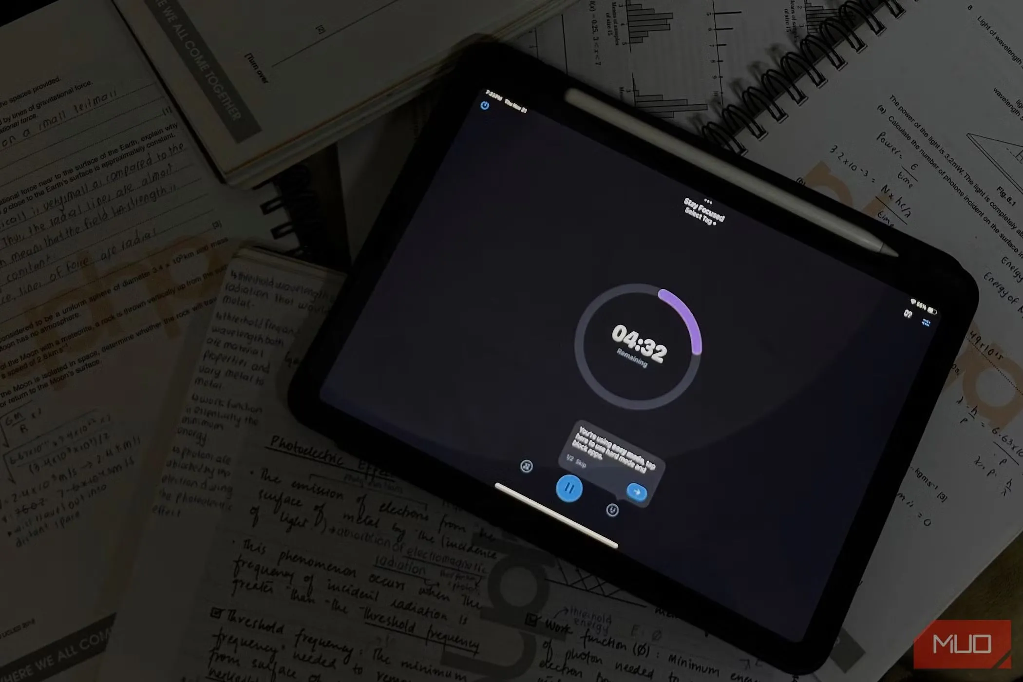 Giao diện ứng dụng hẹn giờ học tập trên iPad đặt cạnh các ghi chú, minh họa nỗ lực quản lý thời gian sử dụng thiết bị.