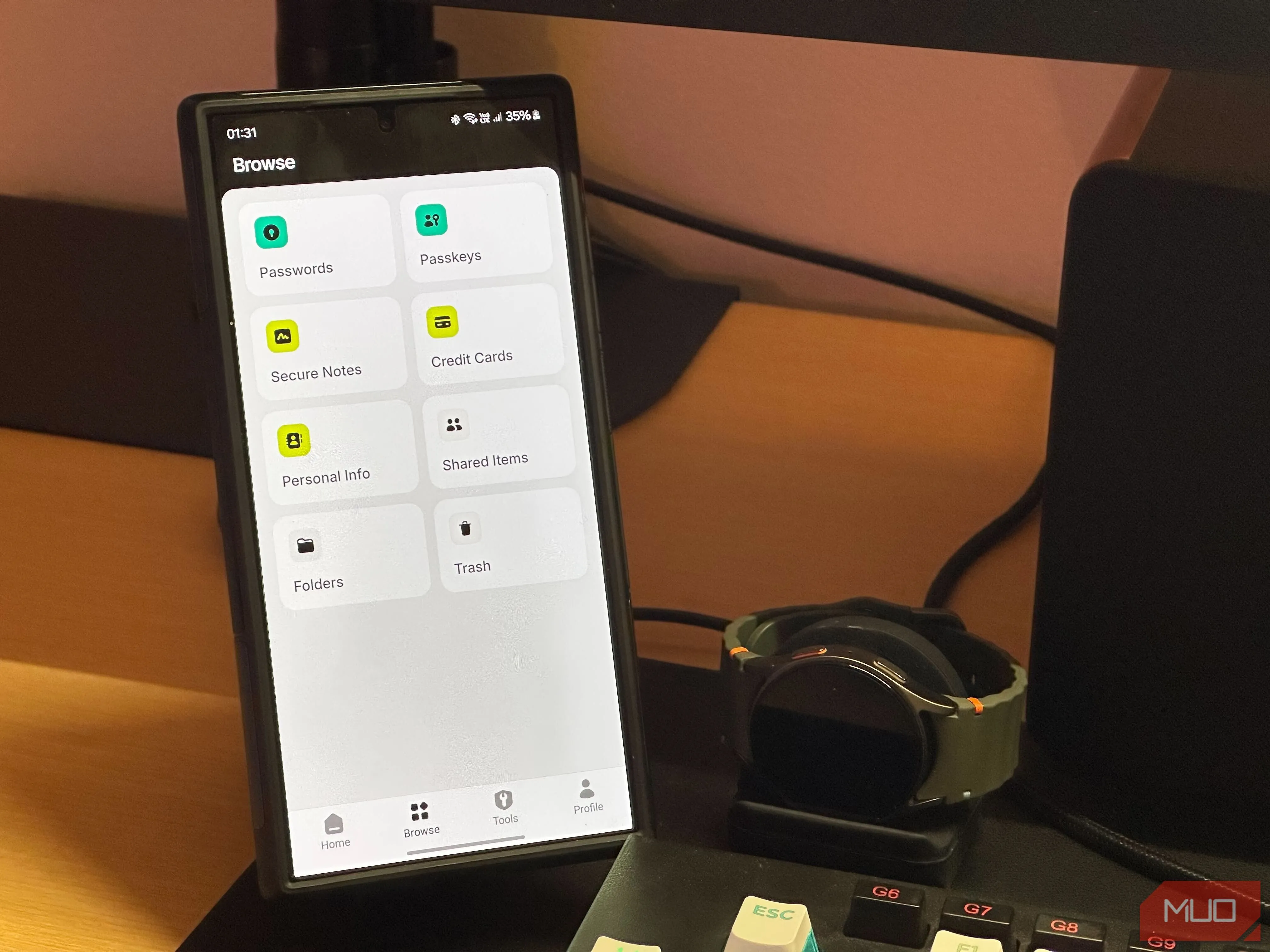 Giao diện ứng dụng quản lý mật khẩu NordPass trên điện thoại Samsung Galaxy S24 Ultra với các tùy chọn lưu trữ và tạo mật khẩu