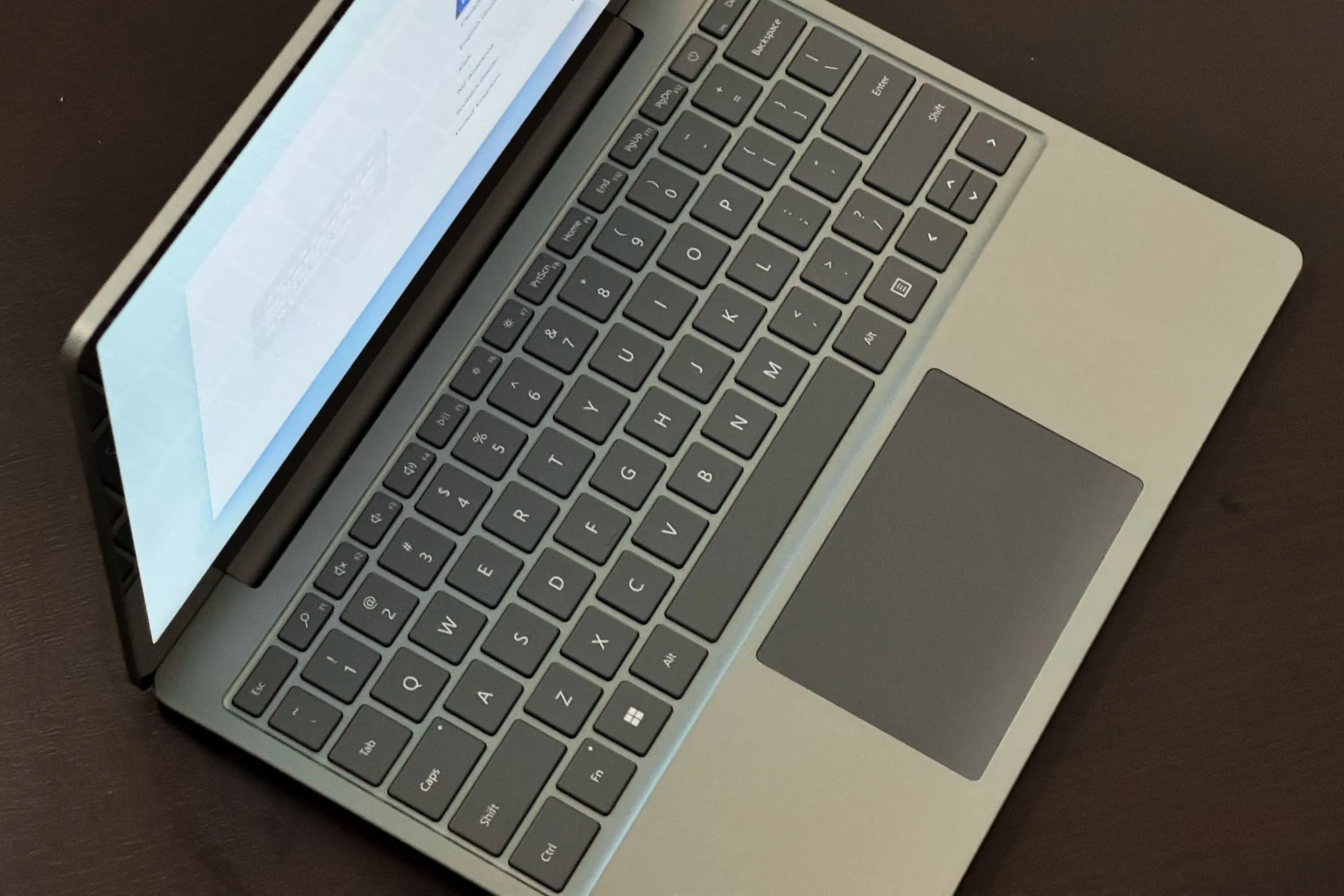 Góc nhìn cận cảnh bàn phím của Surface Laptop Go 3, minh họa hành trình phím nông trên laptop mỏng