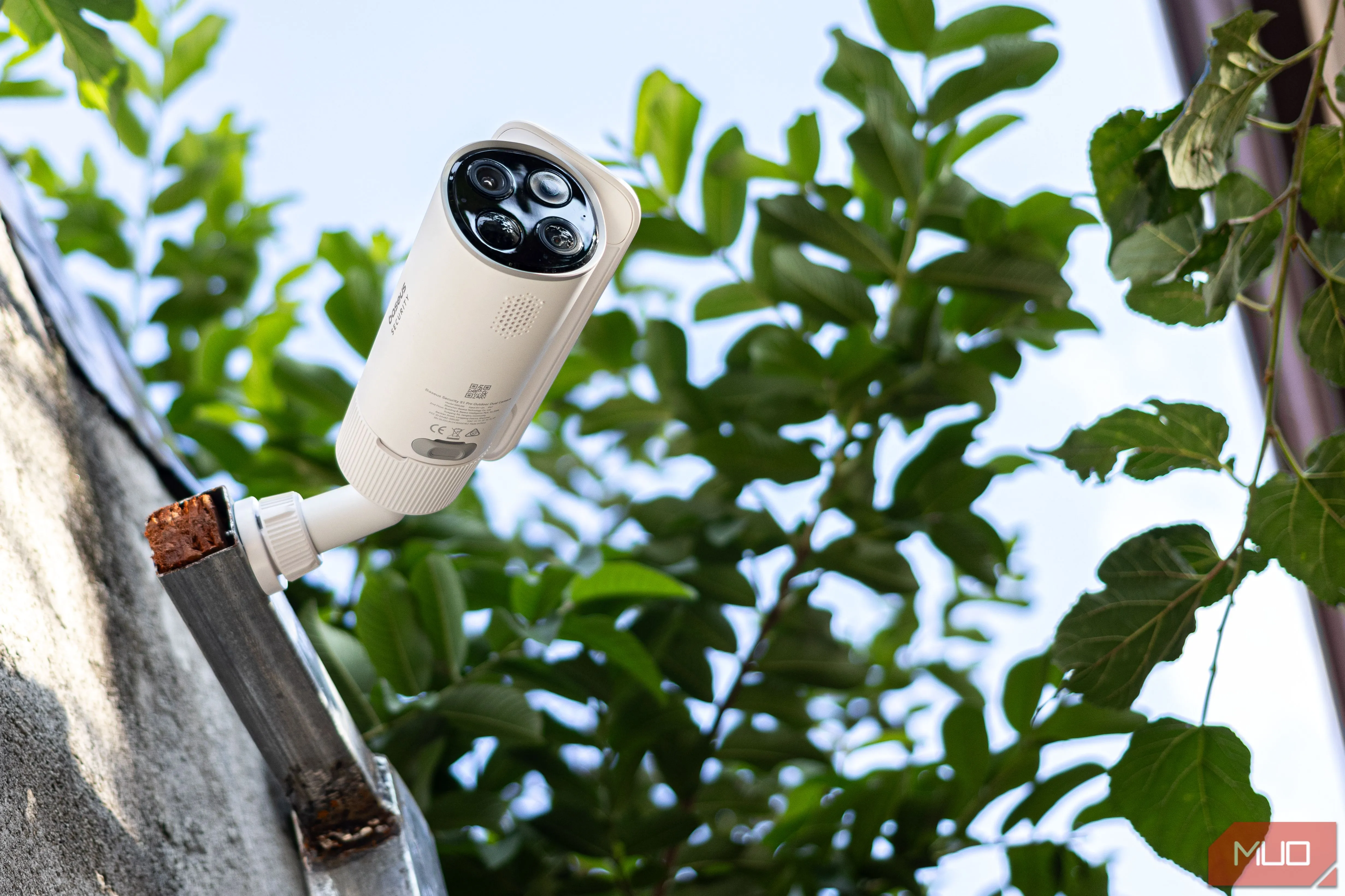 Góc nhìn cận cảnh camera Baseus S1 Pro đang sạc bằng năng lượng mặt trời