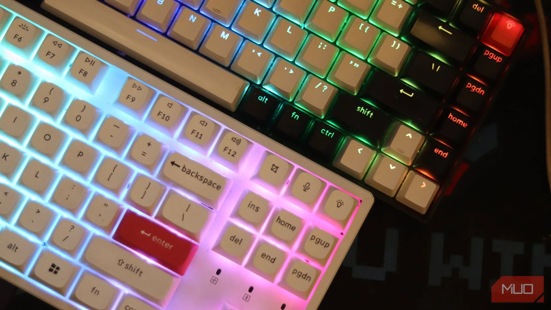 Góc nhìn cận cảnh hai bàn phím cơ với đèn nền RGB, làm nổi bật sự khác biệt trong thiết kế và bố cục phím giữa các mẫu bàn phím cơ hiện đại.