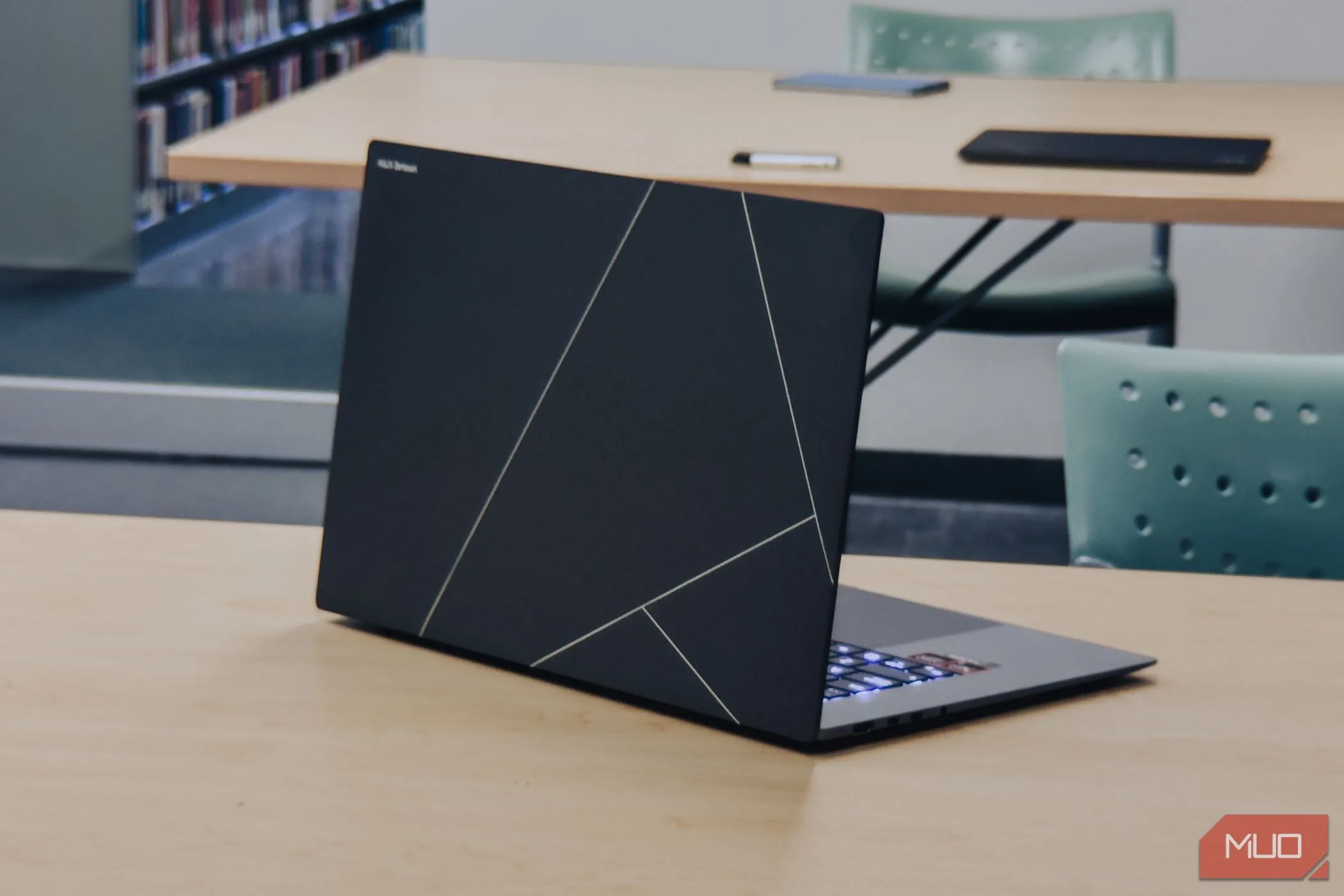 Góc nhìn mặt lưng ASUS Zenbook S 16 OLED