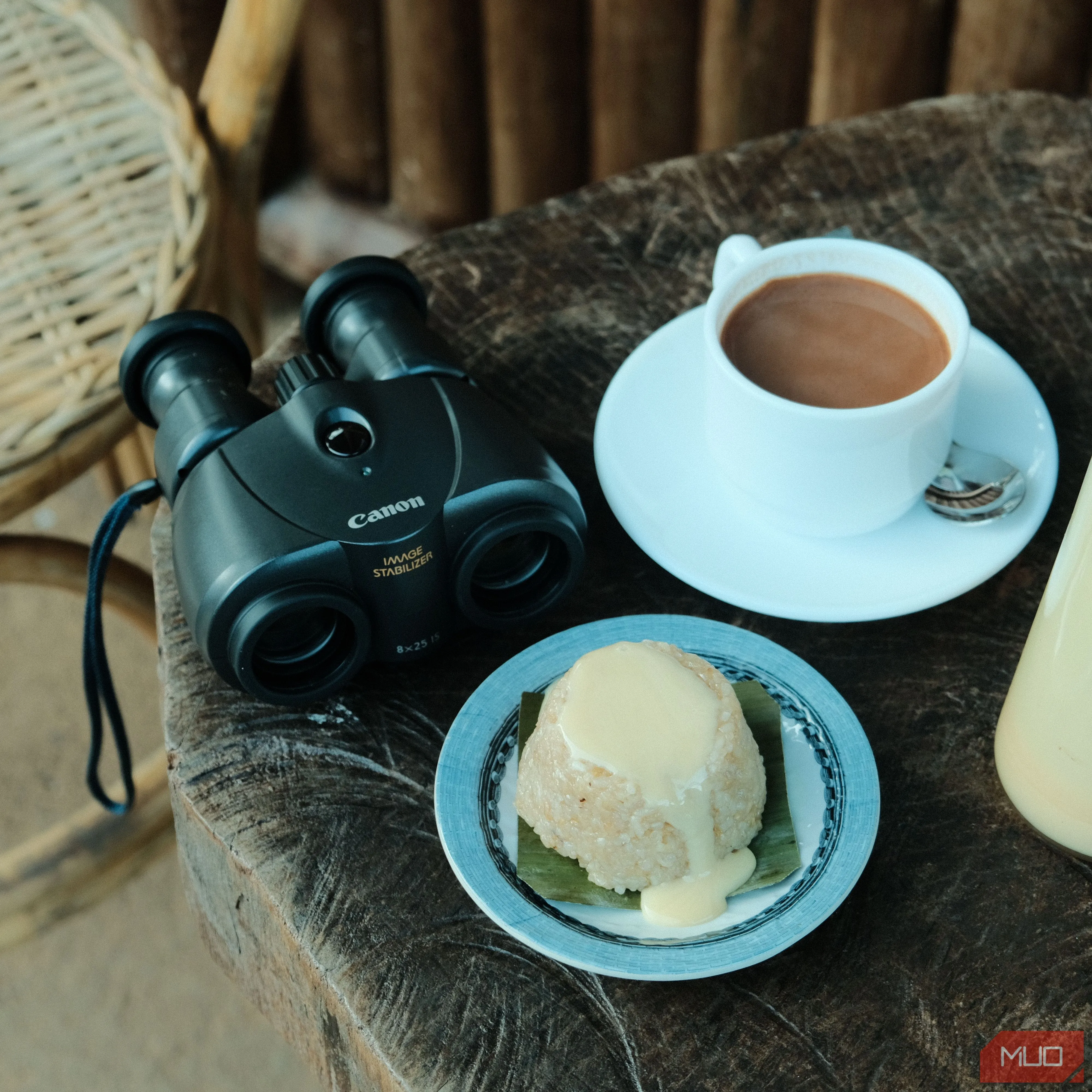 Góc nhìn từ trên xuống của một chiếc bàn đầy thức ăn và đồ uống, chụp bằng Fujifilm X-T20 với bố cục nghệ thuật