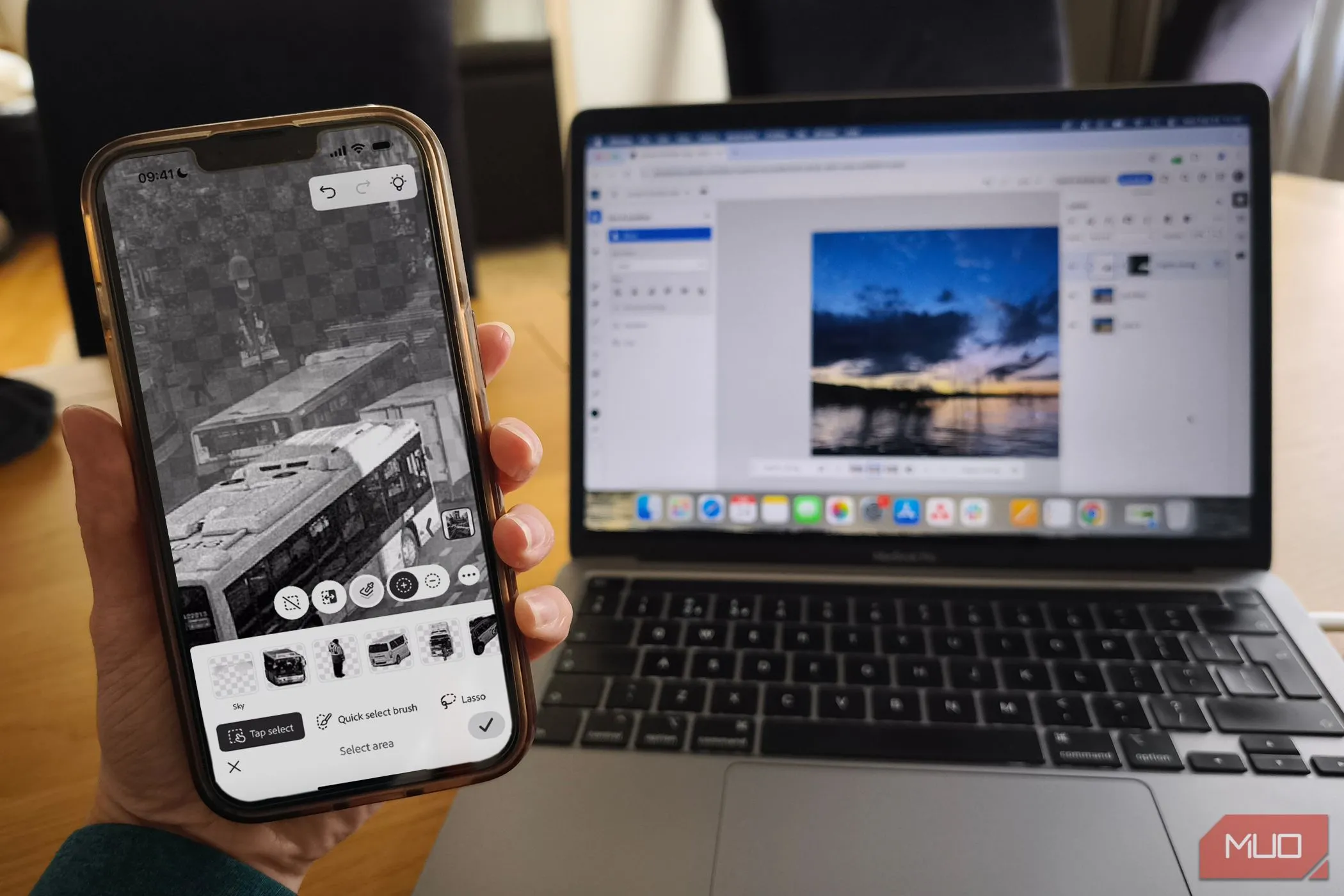Gói đăng ký Photoshop Mobile và Photoshop trên nền web hiển thị trên MacBook và iPhone