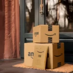 Gói hàng Amazon được giao để lộ thiên tại thềm nhà, tăng nguy cơ bị trộm cắp.