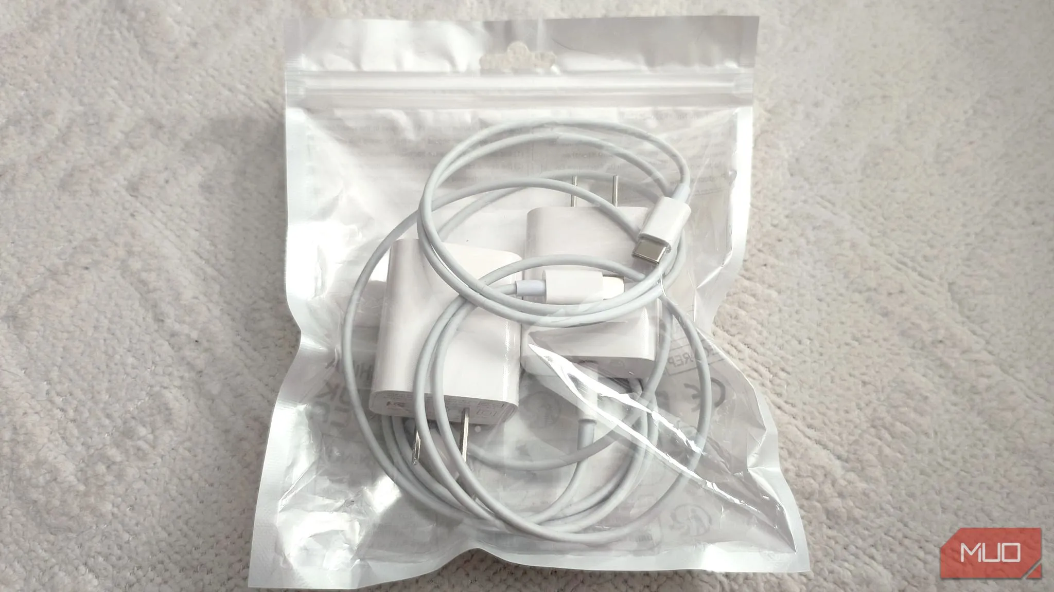 Hai bộ hub chuyển đổi USB-C và cáp USB-C trong bao bì nhựa trắng từ Shein
