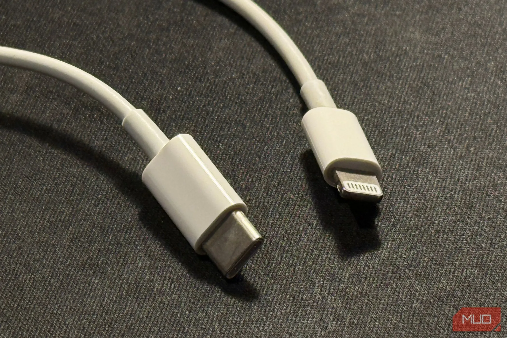 Hai đầu cáp sạc USB-C to Lightning