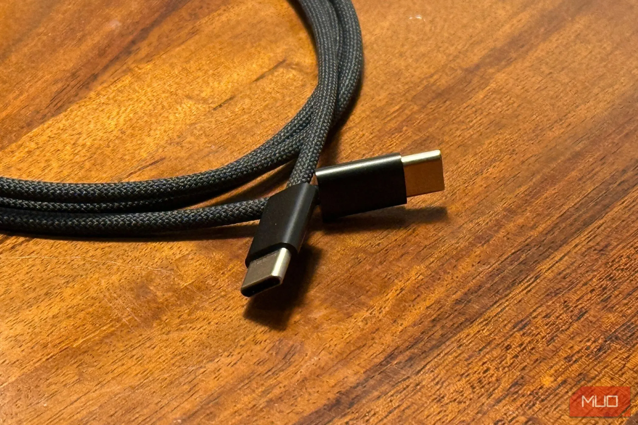 Hai đầu cáp USB-C to USB-C trên bàn gỗ