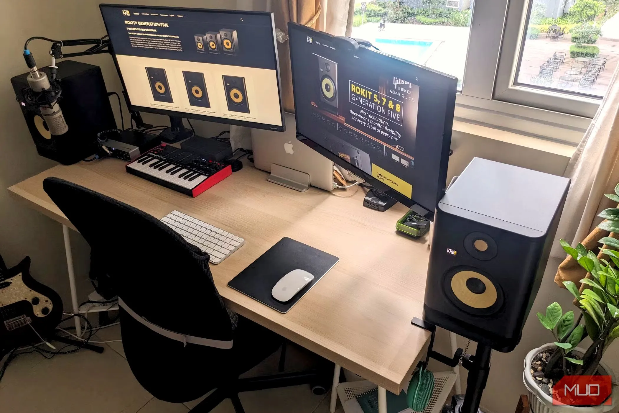 Hai loa máy tính kết nối qua cổng USB, giúp đơn giản hóa hệ thống âm thanh trên bàn làm việc