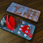 Hai mẫu điện thoại Android, Motorola Razr 2024 và Google Pixel 9 Pro, minh họa sự tương thích của launcher mặc định.