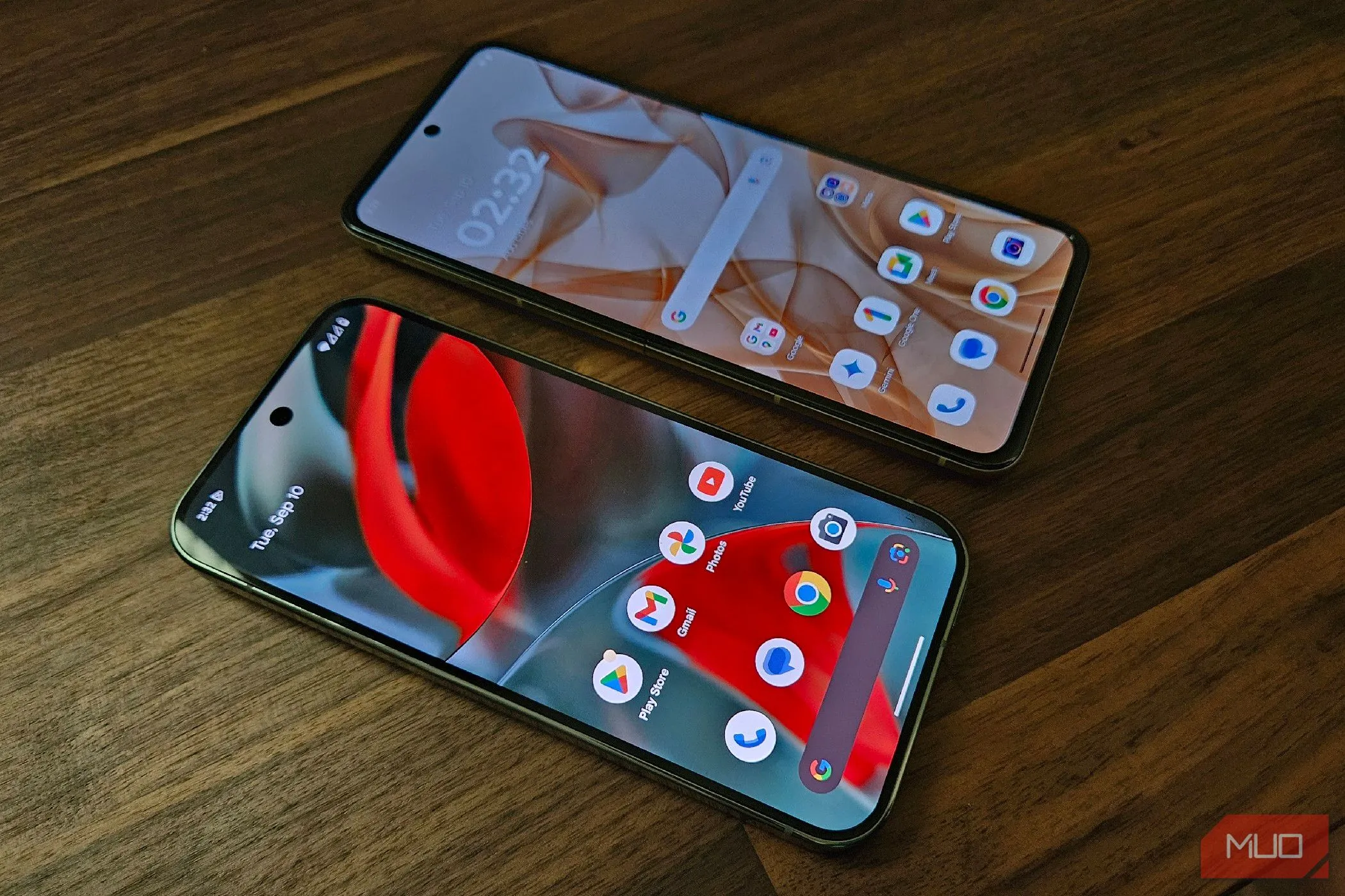 Hai mẫu điện thoại Android, Motorola Razr 2024 và Google Pixel 9 Pro, minh họa sự tương thích của launcher mặc định.