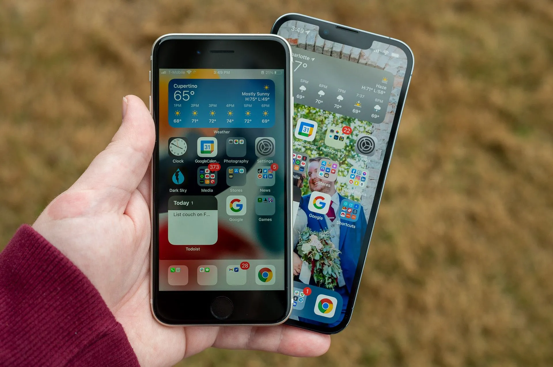 Hai mẫu iPhone, iPhone SE 2022 và iPhone 13 Pro, đứng cạnh nhau thể hiện vấn đề tương thích thiết bị của Apple Intelligence