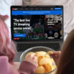 Hai người trẻ xem YouTube TV trên màn hình laptop, minh họa việc truy cập nội dung trực tuyến.