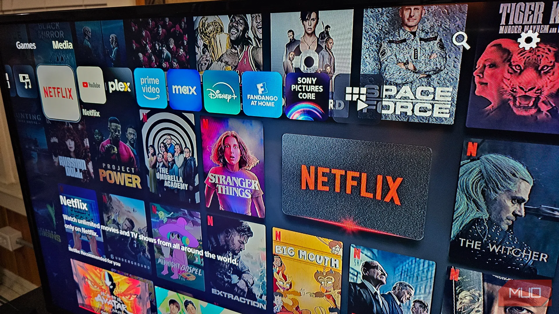 Hàng loạt ứng dụng dịch vụ streaming phổ biến trên giao diện PlayStation 5, minh họa khả năng xem phim mượt mà hơn