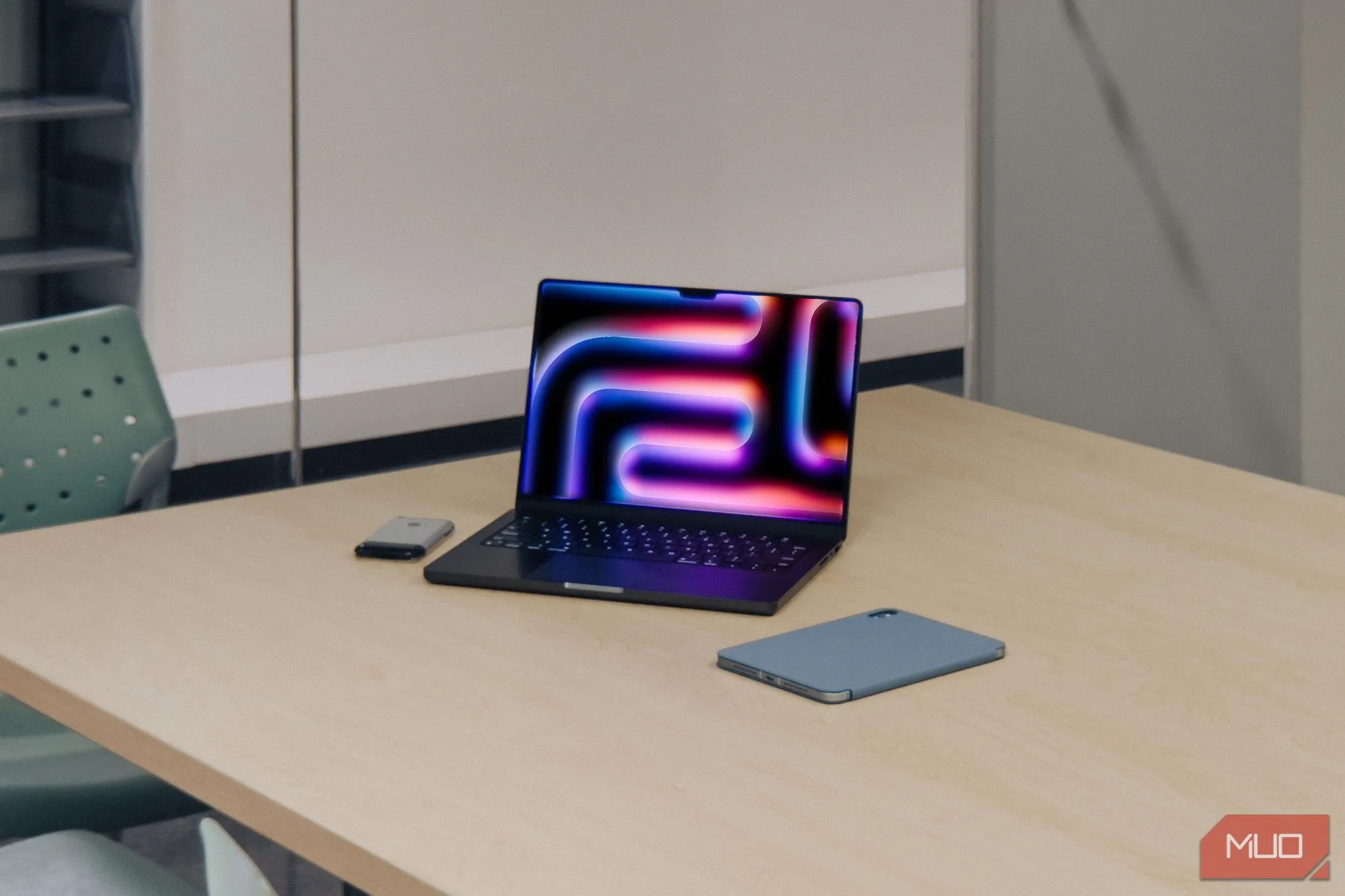 Hệ sinh thái Apple với MacBook Pro M4, iPad và iPhone đời đầu, thể hiện khả năng đồng bộ liền mạch.