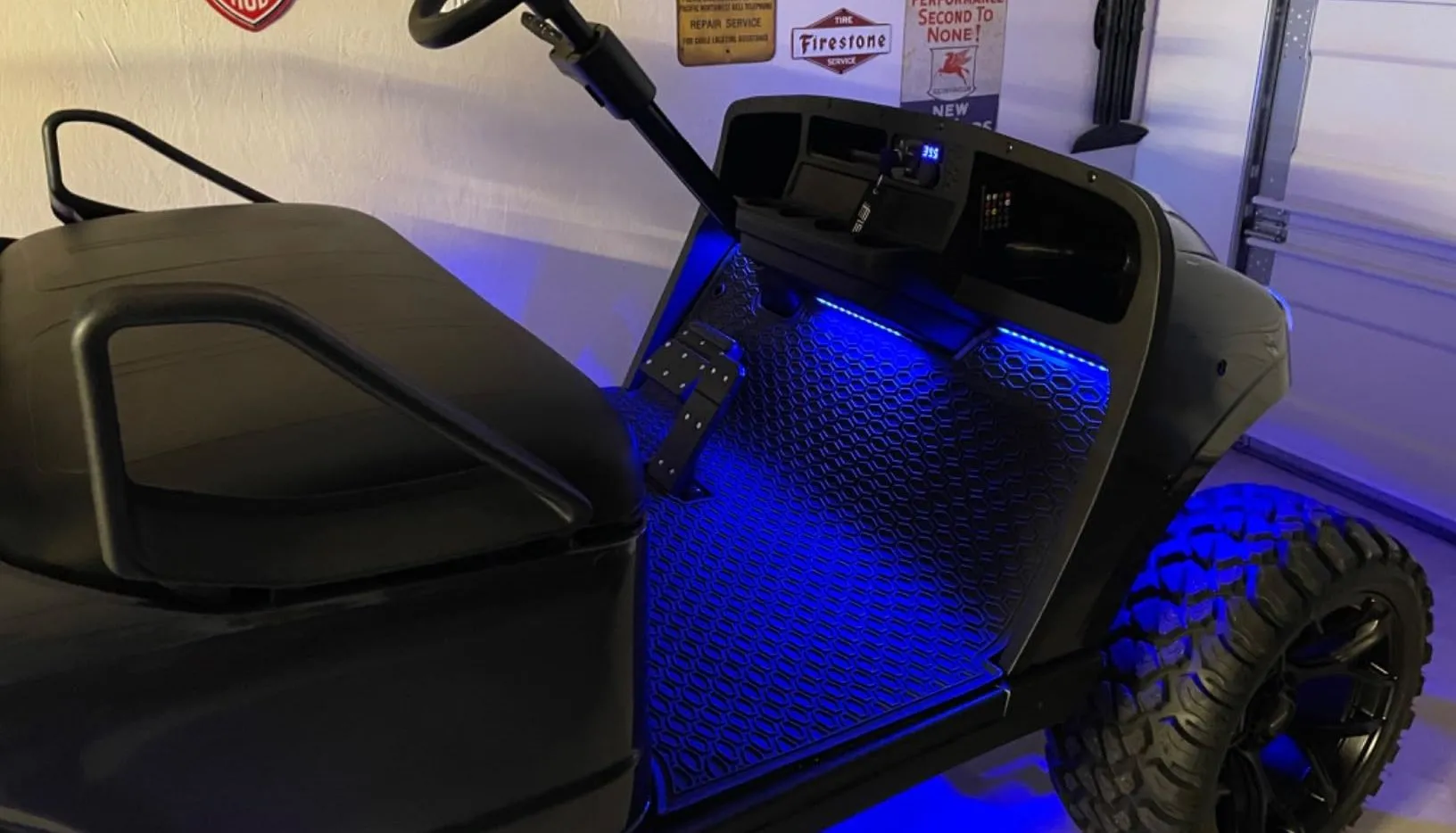 Hệ thống đèn LED nội thất ô tô màu xanh dương được lắp đặt để trang trí