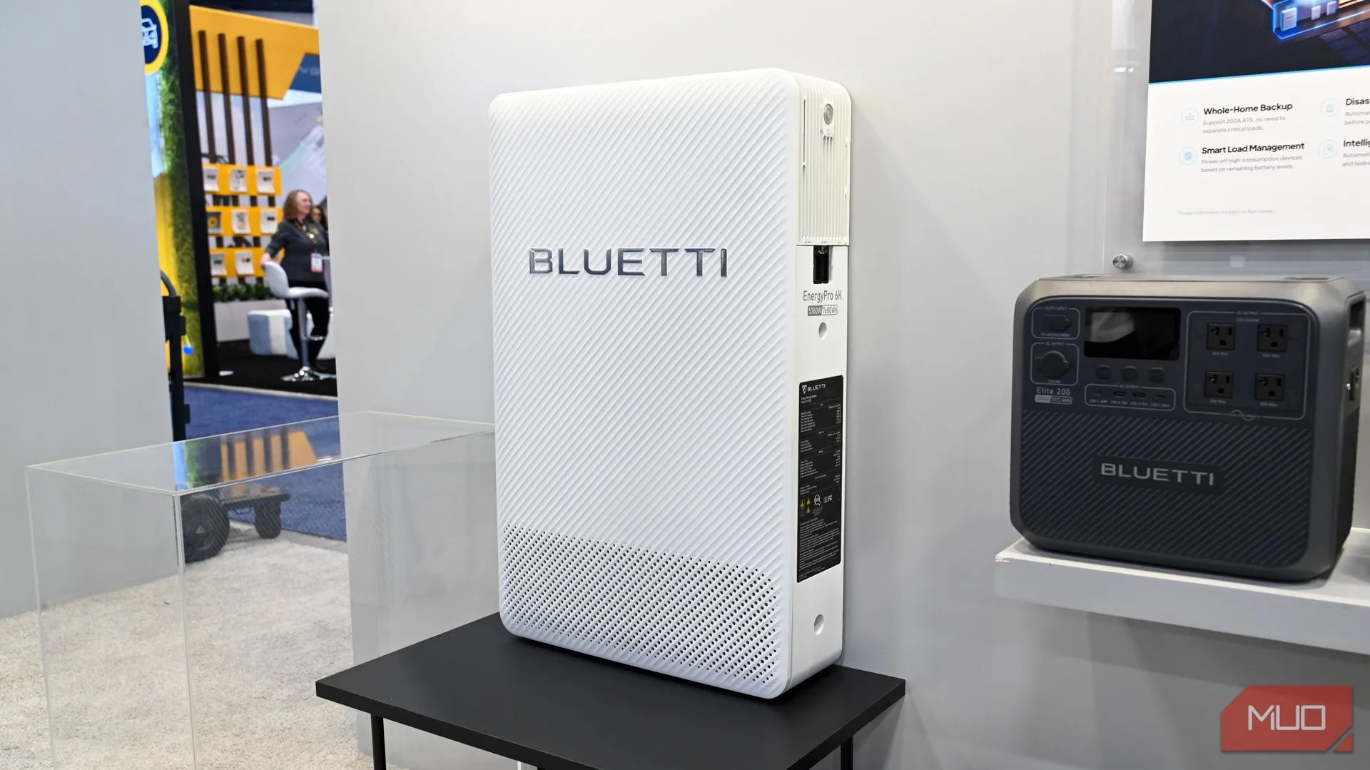 Hệ thống lưu trữ năng lượng gia đình Bluetti EnergyPro 6K nhìn từ bên cạnh.