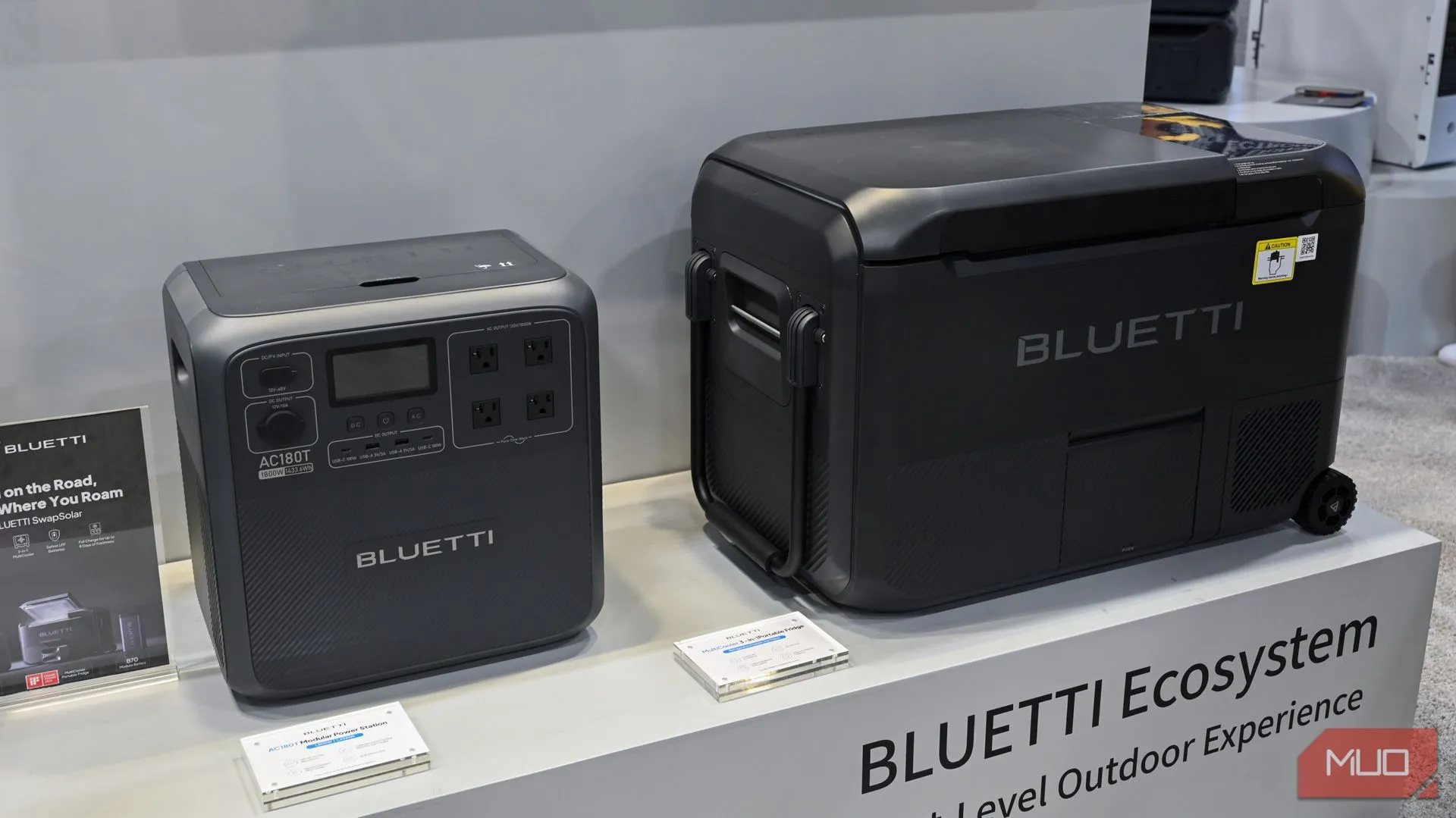 Hệ thống năng lượng tích hợp Bluetti SwapSolar với trạm sạc AC180T và tủ lạnh di động MultiCooler.