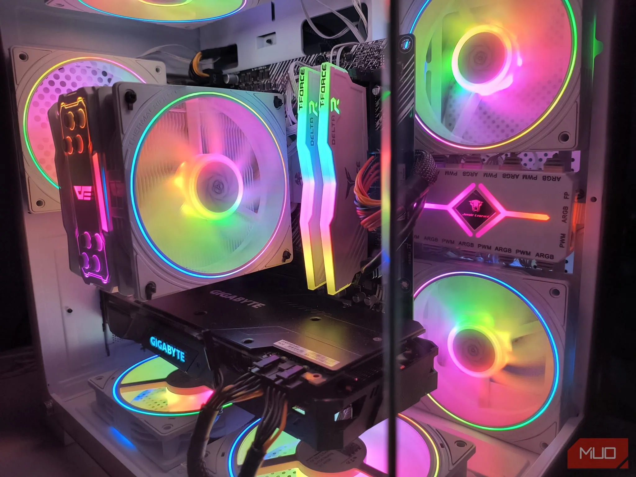 Hệ thống quạt tản nhiệt bên trong vỏ case máy tính PC
