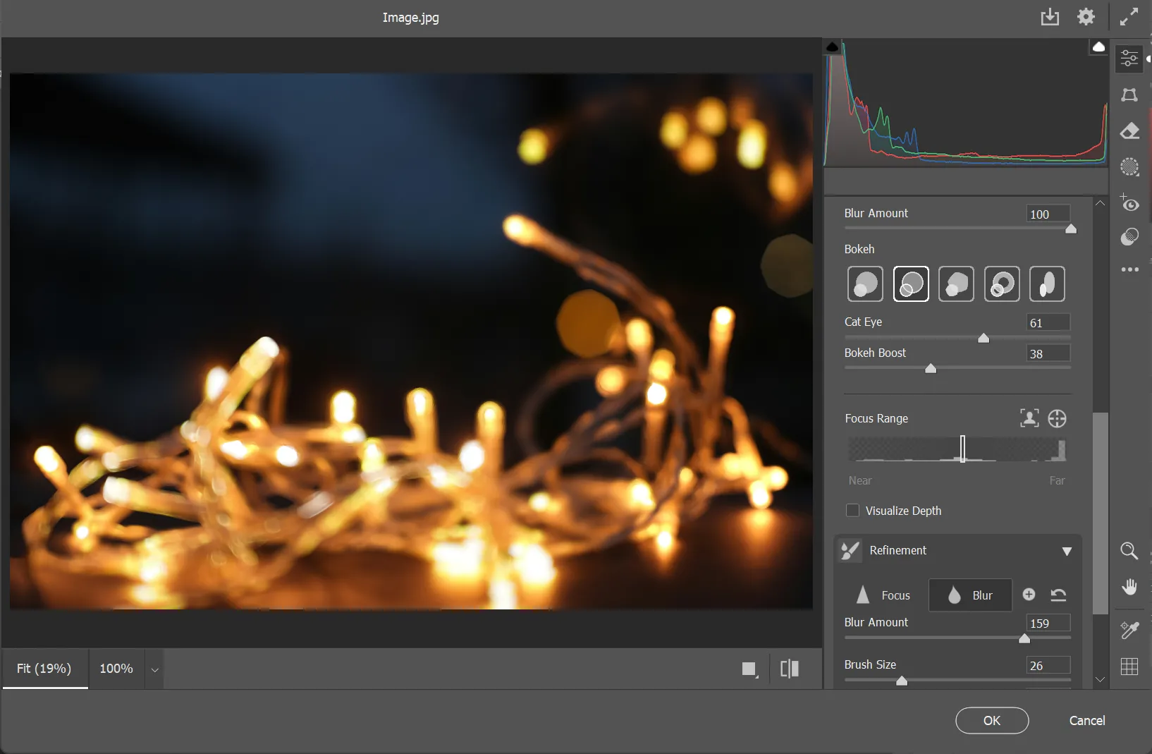 Hiệu ứng bokeh nghệ thuật trên bức ảnh chụp thành phố về đêm, với các đốm sáng mờ ảo hình tròn tạo bởi Lens Blur trong Photoshop